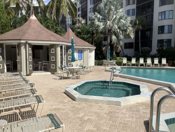 Updated Siesat Key Condo with lanai and beach views