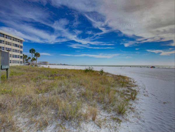Updated Siesat Key Condo with lanai and beach views