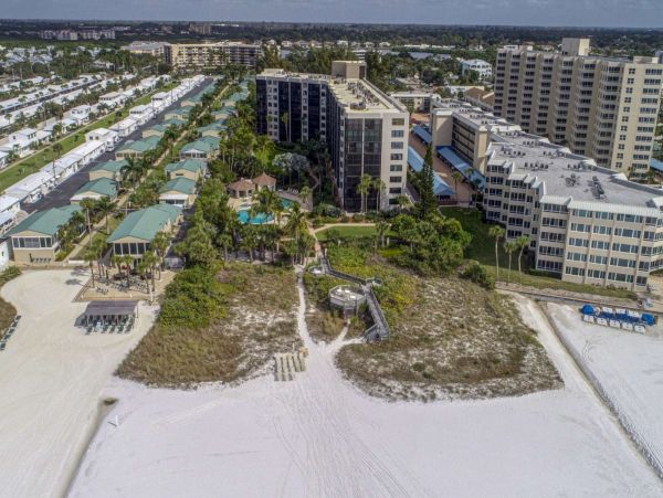 Updated Siesat Key Condo with lanai and beach views