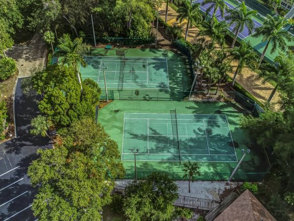 Updated Siesat Key Condo with lanai and beach views