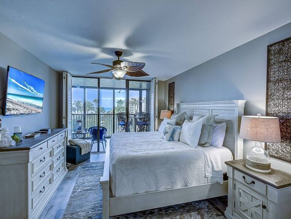 Updated Siesat Key Condo with lanai and beach views