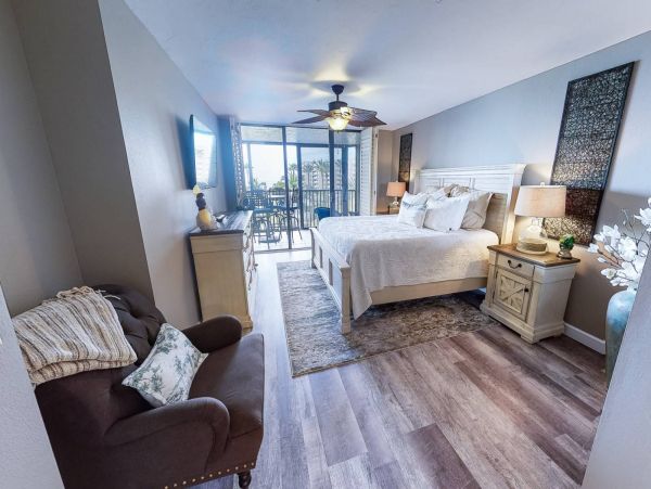 Updated Siesat Key Condo with lanai and beach views
