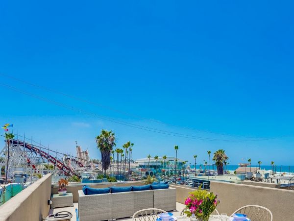 5 Bedroom Vacation Home in Mission Beach Close to Beach