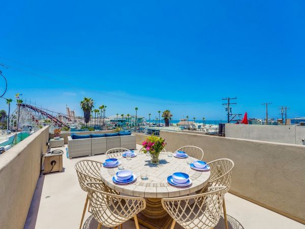 5 Bedroom Vacation Home in Mission Beach Close to Beach