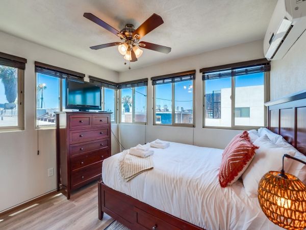 5 Bedroom Vacation Home in Mission Beach Close to Beach