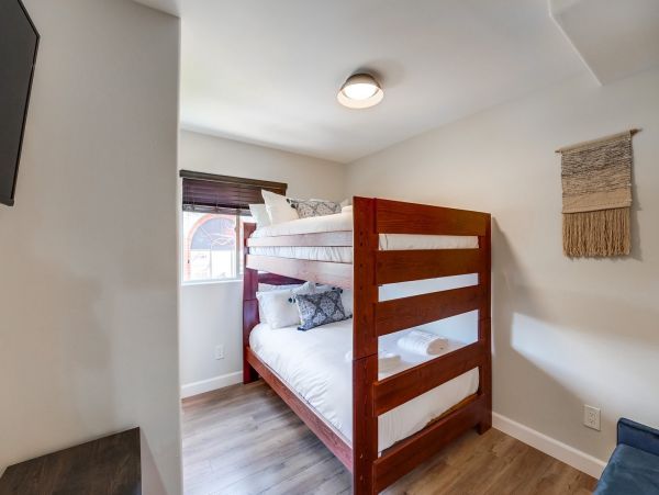 5 Bedroom Vacation Home in Mission Beach Close to Beach