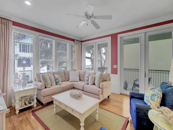 Cozy 4 Bedroom Home Sleeps 12 Guests