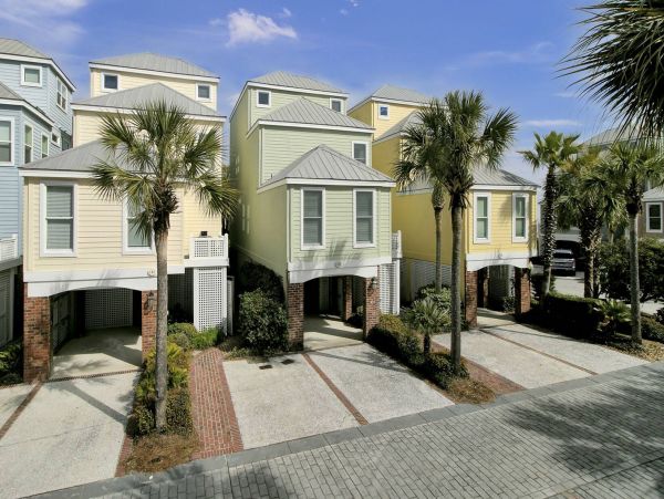 Cozy 4 Bedroom Home Sleeps 12 Guests