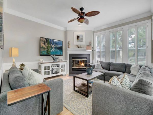 Beautiful Home with 4 Bedrooms and Walk to Beach