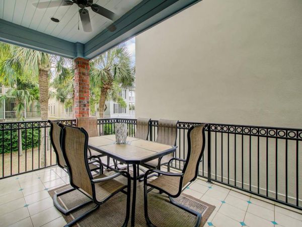 Beautiful Home with 4 Bedrooms and Walk to Beach