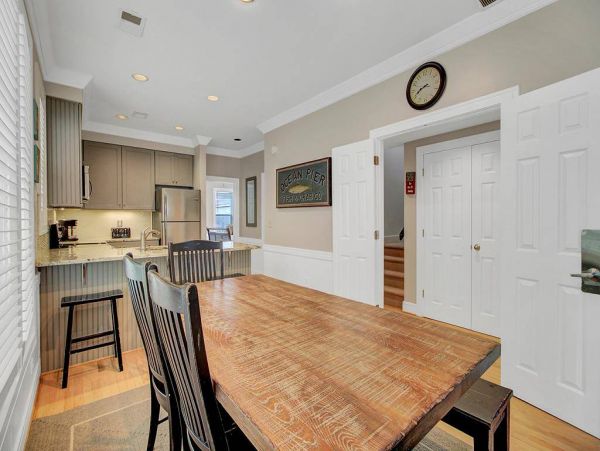 Beautiful Home with 4 Bedrooms and Walk to Beach