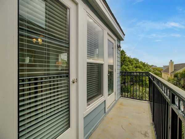 Beautiful Home with 4 Bedrooms and Walk to Beach