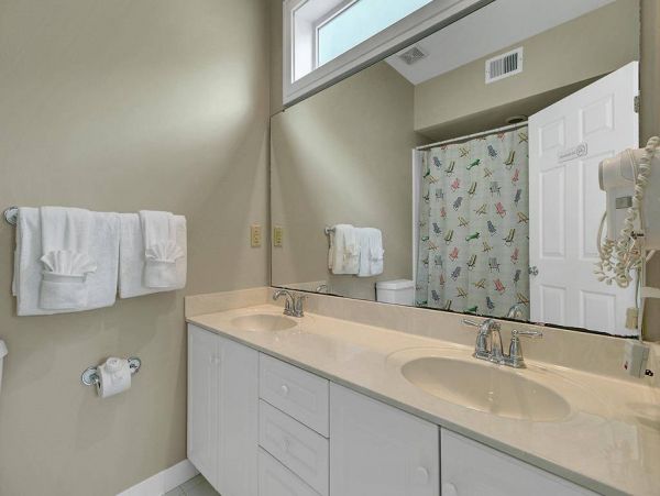 Beautiful Home with 4 Bedrooms and Walk to Beach
