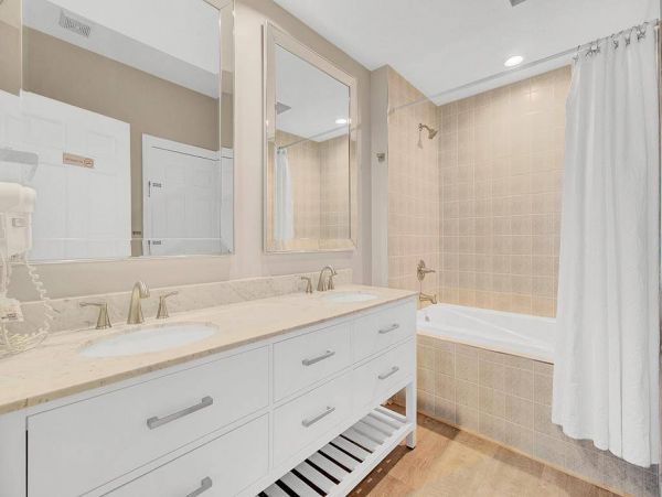 Beautiful Home with 4 Bedrooms and Walk to Beach