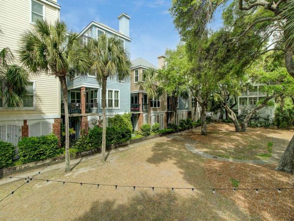 Beautiful Home with 4 Bedrooms and Walk to Beach