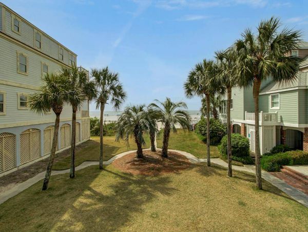 Beautiful Home with 4 Bedrooms and Walk to Beach