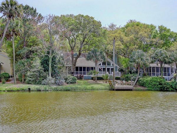 Three Bedroom Beach House with Lake View