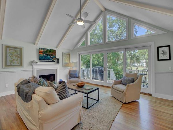 Three Bedroom Beach House with Lake View