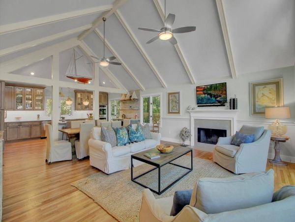 Three Bedroom Beach House with Lake View