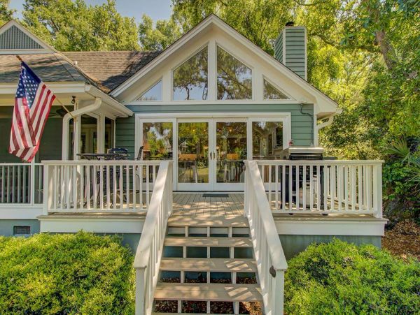 Three Bedroom Beach House with Lake View