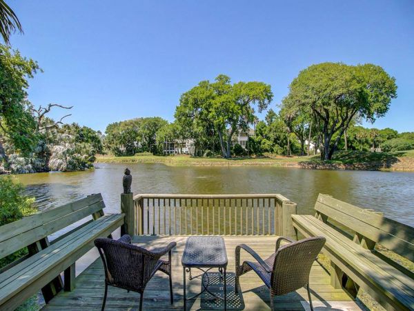 Three Bedroom Beach House with Lake View