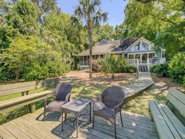 Three Bedroom Beach House with Lake View