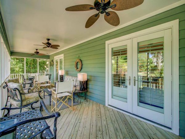 Three Bedroom Beach House with Lake View