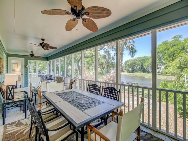 Three Bedroom Beach House with Lake View
