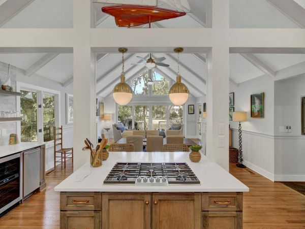 Three Bedroom Beach House with Lake View