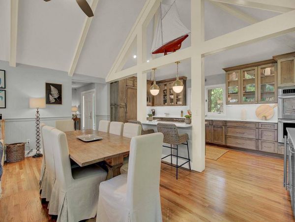 Three Bedroom Beach House with Lake View