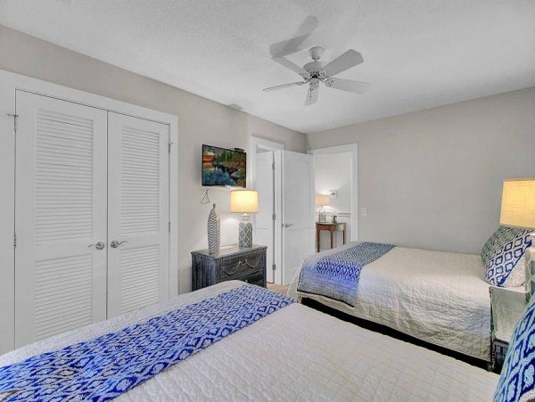 Three Bedroom Beach House with Lake View