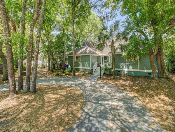 Three Bedroom Beach House with Lake View