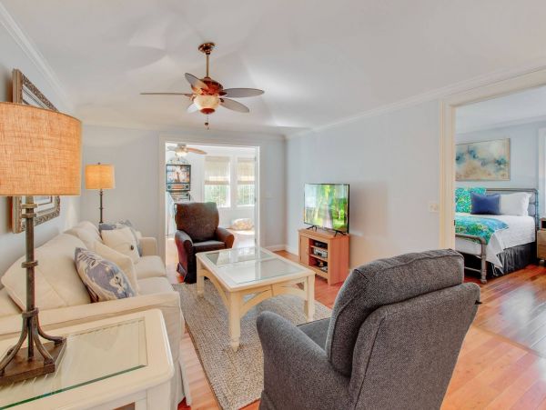 Isle of Palm 3 Bedroom Cottage Walk to Beach Sleeps 6