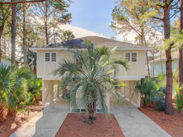 Isle of Palm 3 Bedroom Cottage Walk to Beach Sleeps 6
