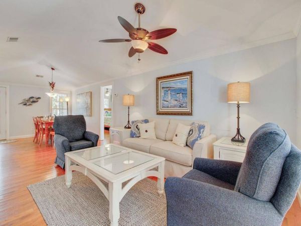 Isle of Palm 3 Bedroom Cottage Walk to Beach Sleeps 6