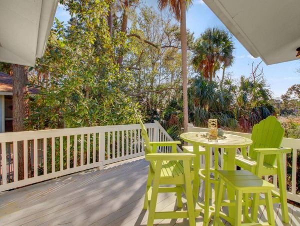 Isle of Palm 3 Bedroom Cottage Walk to Beach Sleeps 6