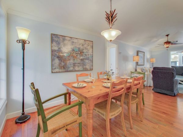 Isle of Palm 3 Bedroom Cottage Walk to Beach Sleeps 6
