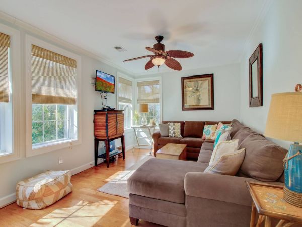 Isle of Palm 3 Bedroom Cottage Walk to Beach Sleeps 6