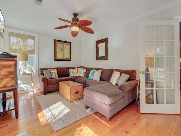 Isle of Palm 3 Bedroom Cottage Walk to Beach Sleeps 6