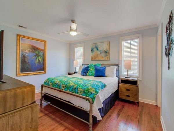 Isle of Palm 3 Bedroom Cottage Walk to Beach Sleeps 6