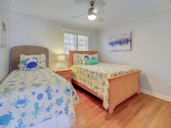 Isle of Palm 3 Bedroom Cottage Walk to Beach Sleeps 6