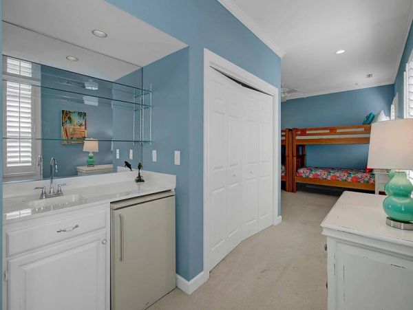Beautiful 3 Bedroom Home with Rooftop Deck & Ocean Views