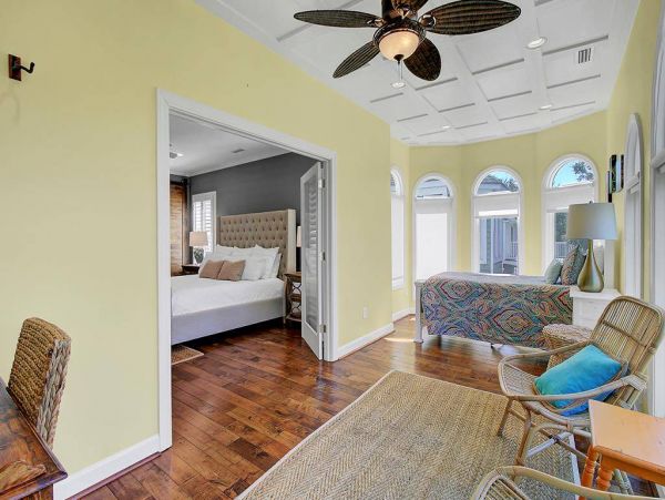 Beautiful 3 Bedroom Home with Rooftop Deck & Ocean Views
