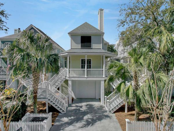 Beautiful 3 Bedroom Home with Rooftop Deck & Ocean Views