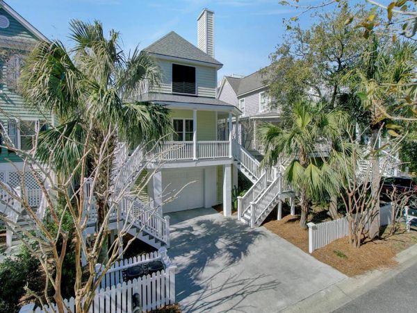 Beautiful 3 Bedroom Home with Rooftop Deck & Ocean Views