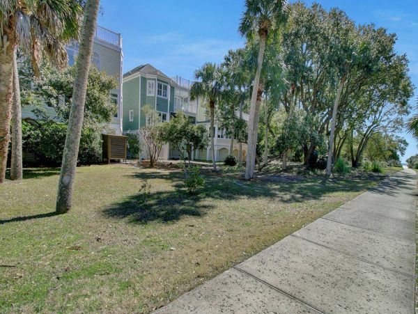 Beautiful 3 Bedroom Home with Rooftop Deck & Ocean Views