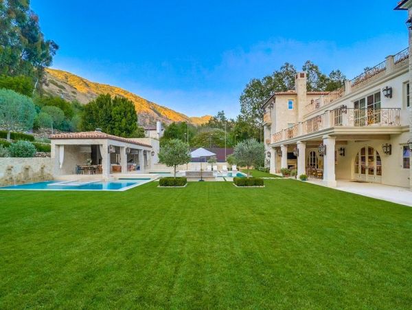 Luxurious Manor in Malibu