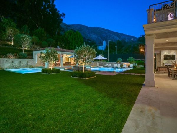 Luxurious Manor in Malibu
