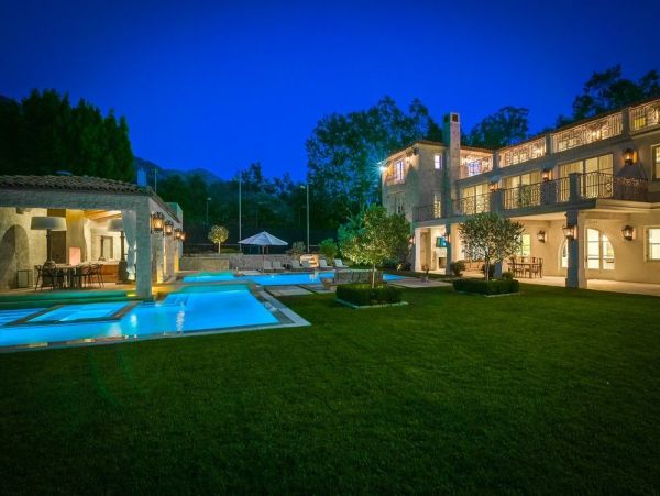 Luxurious Manor in Malibu