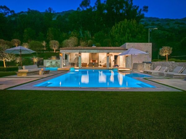 Luxurious Manor in Malibu